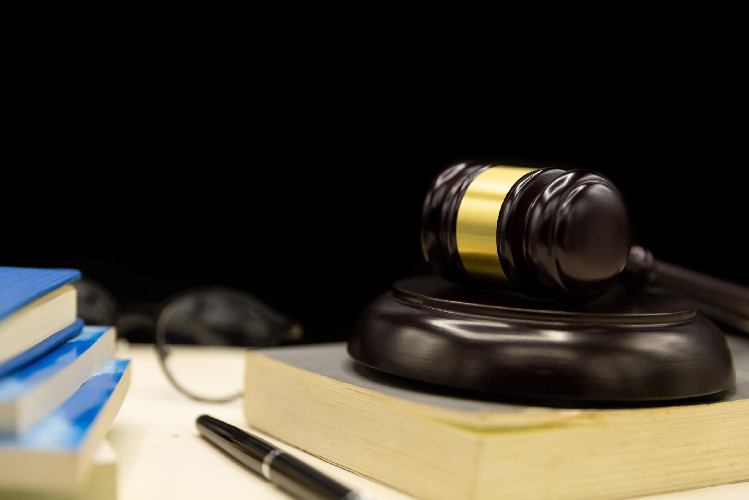 Pinzón Reyes Abogados, expertos en el medio de control de reparación directa en Colombia.